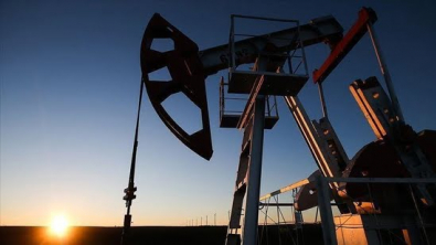 Oil Dips nearly 1%, Reversing Gains after Bearish U.S. Data