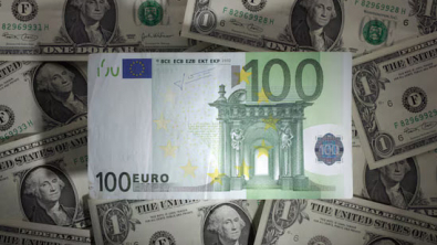 Euro's Dollar Resilience Faces Energy, Political Risks