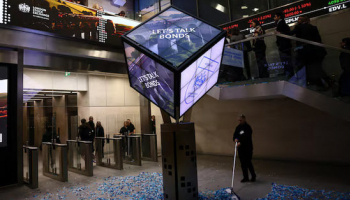 FTSE 100 Rises on Financials, Industrials; Oil Slips
