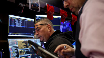 Wall St Ends Higher on Tech Rebound, Rising Rate Cut Bets