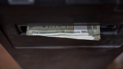 India's $136B Haul Aids Rupee, Raises Future Risks