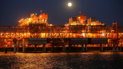 Oil rises on US-Iran tensions, Red Sea closure threat