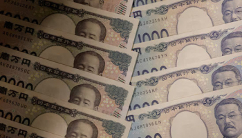 Dollar Firms Ahead of Central Banks as Steadier Stocks Drag
