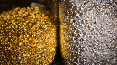 Gold Hits One-Month Peak on Lower Oil and Softer Dollar