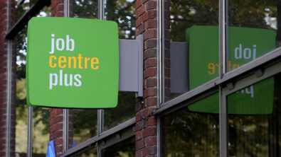 UK Wage Growth Slows to Weakest in 5 yrs, Offering BoE Relief as Oil Prices Surge