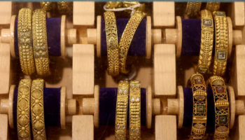 Gold Falls over 2% as Yields, Dollar Weigh amid Inflation