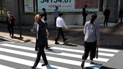 Shares Gain, Dollar Eases as Fed Cut Bets Reclaim Spotlight