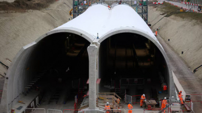 UK Services Firms Report Surge in Costs, Fading Optimism as Iran War Takes Toll